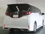 広々とした車内空間に優れた燃費性能。更にデザインも上質で人気のお車です!
