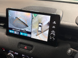 リバース連動のリアカメラを標準装備、ステアリング感応型ガイドラインが車庫入れを支援してくれます