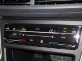 タッチコントロール式2ゾーンフルオートエアコンパネル。運転席、助手席それぞれ独立して温度管理が可能です。花粉やダストを除去するフレッシュエアフィルターも装備され、クリーンな室内環境を保ちます。