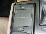 手元でナビゲーションなどの操作を可能にする「リモートタッチ」は、運転姿勢の変化を抑制し、スムーズな操作が可能です。