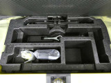 パンク修理剤とエアーポンプのセットです。スペアタイヤは装備していませんが空いたスペースを小物入れとして使用できます
