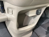 運転席、助手席間には小物入れがあります。