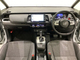車内は光触媒抗菌消臭施工済です。インパネ周りはスタイリッシュなデザインで機能や装備も充実しています。グローブボックスやカップホルダーのほかにトレーなどたくさんの収納スペースが付いています。
