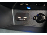 小物の収納に便利なセンタートレイには携帯等のデバイスの充電可能なUSB出力電源付です。