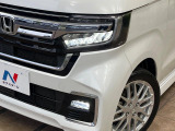 【LEDヘッドライト】悪天候や夜間走行時も良好な視界を確保し安心して運転できる高輝度LEDヘッドライトを装備!点灯速度が早く、消費電力も抑えられています。