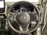 ハンドルにHondaセンシング系のクルーズコントロールやレーンキープアシストなどのスイッチと、オーディオの操作スイッチが装備されています。ハンドルから手を離さず安全に操作できます。