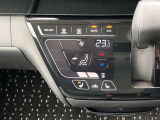 設定した温度をしっかりキープしてくれるオートエアコンで車内はいつでも快適です。タッチパネル式で凹凸がないからお掃除もラクラク♪