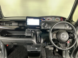 【前方視界】開放的な前方視界!運転がしやすく疲れにくいです♪窓が大きく、見通しがとっても良いおクルマですよ♪