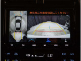 バックモニター付き。駐車の際のサポートとなり、必須アイテムのひとつですよね。それでも、バックする際は必ずご自身の目で確認をしてください。パノラミックビューで上から見下ろした視点でも確認できます!