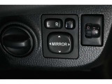 狭い場所も苦になりません。電動格納ドアミラー装備。