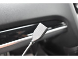 お手持ちの携帯音楽プレーヤーとの接続も可能なUSB接続端子ケーブル付