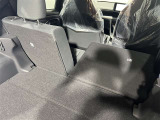 分割可倒式なので人も乗れて荷物も積めます