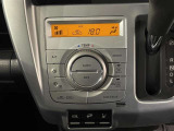 【オートエアコン】一度お好みの温度に設定すれば、車内の温度を検知し風量や温度を自動で調整。暑い&hellip;寒い&hellip;と何度もスイッチ操作をする必要はありません。快適な車内空間には必須の機能ですね♪