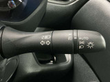 【オートライト】車のセンサーが周囲の明るさを感知し、自動でヘッドライトを点灯・消灯する機能です。この機能は夕暮れ時の交通事故が多い時間帯の安全性を高めてくれます。