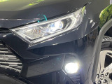 【LEDヘッドライト】悪天候や夜間走行時も良好な視界を確保し安心して運転できる高輝度LEDヘッドライトを装備!点灯速度が早く、消費電力も抑えられています。