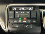 【左右独立オートエアコン】左右席で独立温度コントロールが可能です。運転席はキンキンに冷やして助手席はマイルドにと言った設定が可能です☆暑さ寒さでケンカすることもなくなりますね♪