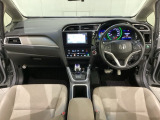 車内は光触媒抗菌消臭施工済です。スタイリッシュなデザインで暖かみのあるインパネ周りを演出します。グローブボックスやカップホルダーのほかにトレーなどたくさんの収納スペースが装備されています。