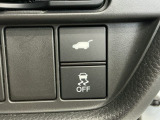 自動でリアゲートを開閉できる電動リアゲート、車がカーブの外側へ膨らんだり内側へ巻き込んだりする挙動を防止し安定した走行をサポートする横滑り防止装置付きです!