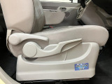 運転席は高さの調節も出来ます♪