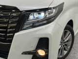 【LEDヘッドライト】悪天候や夜間走行時も良好な視界を確保し安心して運転できる高輝度LEDヘッドライトを装備!点灯速度が早く、消費電力も抑えられています。