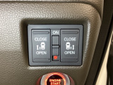 リアドアは乗り降りに便利な両側電動スライドドアです。また運転席に座っていながらスイッチ操作で自在にスライドドアを開け閉めできます。
