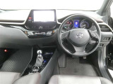 運転席からの視界はこんな感じです☆お気軽にご来店いただき、実際に座って是非お確かめください。ドライバーに寄り添う快適な操作フィールをもたらすステアリングです。