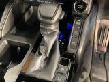 【電動パーキングブレーキ】パーキングブレーキは便利な電動式!ボタン一つで操作でき、アクセルを踏めば自動で解除されます♪レバーやペダルが無いので運転席廻りもすっきりしますね♪