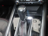 CX-5のシフトレバーです。MTモード付きの6ATで、しなやかな走りを支えます。また、足元にはフロアマットも装着済みです。