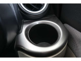 【カップホルダー】缶ジュースやペットボトルなどを置いたり、ちょっとした小物入れにもなります。