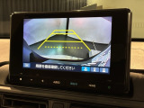 リバースギアに入れるだけで後方の表示へ切り替わります。夜間や雨の日の駐車も楽になりますよ。