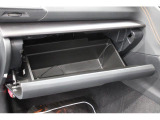 車検証ケースや取扱説明書は助手席の大型グローブボックスに収納可能。