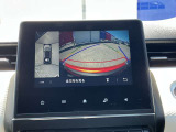 上空から見下ろしているかのような映像をディスプレイに映し出し、スムースな駐車をサポートします。