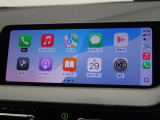 【アップルカープレイ】iPhoneがBMW車両とワイヤレスで接続されます。Apple CarPlayでは、オーディオストリーミングやメッセージングアプリがディスプレイに表示されます。