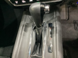 CVT車のセレクトレバーです。低速から高速まで、変速ショックのないスムーズな走りと、エンジン効率のよい領域を維持して燃費にも貢献します。サイドブレーキはスイッチ操作の電子制御パーキングブレーキです。