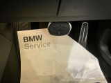 【ペダル】BMWはオルガン式アクセルペダルを採用しています。踏み込む足とペダルが同じ軌跡を描くため、かかとがずれにくく、アクセルコントロールがよりしやすくなるメリットがあります。