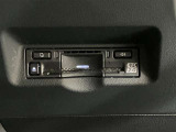 高速道路で便利な【ETC2.0】を装備しています。光ビーコン搭載で渋滞情報などナビゲーションと連動することで機能も充実いたします。他、観光施設に立ち寄るための高速料金割引サービス等もございます。