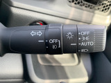 ■オートライト■車外の明るさに応じて、自動的にライトの点灯・消灯をしてくれます。トンネルが続くような道でも、いちいちライトスイッチを操作する必要がありません。消し忘れの心配もありません。