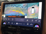 【パノラミックビューモニター】専用のカメラにより、上から見下ろしたような視点で360度クルマの周囲を確認することができます☆死角部分も確認しやすく、狭い場所での切り返しや駐車もスムーズに行えます。