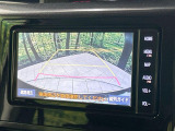 【バックカメラ】駐車時に後方がリアルタイム映像で確認できます。大型商業施設や立体駐車場での駐車時や、夜間のバック時に大活躍!運転スキルに関わらず、今や必須となった装備のひとつです!