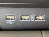 エアコン操作パネルの下に、スマートフォンなどの充電可能なUSB端子が2個、音源などの外部入力の可能なUSB端子が1個ついています。移動中に充電もできるので便利です。