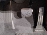 【ペダル】BMWはオルガン式アクセルペダルを採用しています。踏み込む足とペダルが同じ軌跡を描くため、かかとがずれにくく、アクセルコントロールがよりしやすくなるメリットがあります。