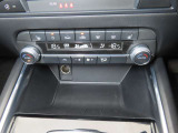 オートエアコン、シートヒーター、ステアリングヒーターが装備されており、車内は一年中快適に過ごせますね。