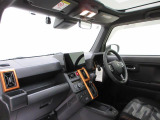 ダイハツのお店では、ダイハツ車を知り尽くしたプロフェッショナルが、専用の診断機器を使って各システムを点検しております。