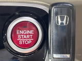 【Hondaスマートキー】カバンやポケットに入れたままでもドアの施錠・解錠が可能なスマートキーを装備。エンジンのオン・オフ時もカギを取り出す必要が無いからとっても便利です♪
