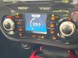 【オートエアコン】一度お好みの温度に設定すれば、車内の温度を検知し風量や温度を自動で調整。暑い&hellip;寒い&hellip;と何度もスイッチ操作をする必要はありません。快適な車内空間には必須の機能ですね♪