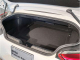 【トランクルーム】全面をファブリック処理し荷物に傷がつくのを防ぎます。ラゲージルーム照明を装着。背もたれをほぼ水平まで倒すことが出来ます。大きな荷物の収納にも便利です。