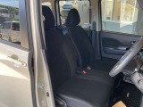 快適に運転できるドライブポジション!40mmも調整できる運転席シートリフターとシートスライドで、無理のない運転姿勢がとれます