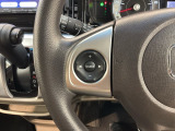 ステアリングにオーディオ操作スイッチが付いています。オーディオ画面に直接タッチしなくても操作が出来ますので、運転に集中できます。