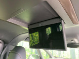【13.2型有機ELフリップダウン】三列目からでも迫力のエンタメが観れる大画面フリップダウン。有機ELのモニターでは、一般的なフリップダウンよりも高コントラストでキレイな映像を楽しめます。