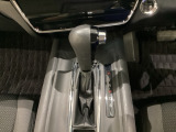 CVT車のセレクトレバーです。低速から高速まで、変速ショックのないスムーズな走りと、エンジン効率のよい領域を維持して燃費にも貢献します。